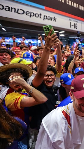 MIAMI (United States), 17/03/2026.- Fans celebrate Venezuela's victory during the 2026 World Baseball Classic semifinals game between Venezuela and Italy at loanDepot park baseball stadium in Miami, Florida, USA, 16 March 2026. (Italia) EFE/EPA/CRISTOBAL HERRERA-ULASHKEVICH
