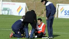 TOCADO. Negredo es asistido ayer en el entrenamiento.