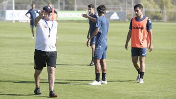Antonio Iriondo, entrenador del Rayo Majadahonda, durante un entrenamiento en Las Rozas.