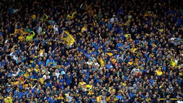 Boca Juniors fans cheer their team during their Argentina First Division Superliga football match against Chacarita Juniors at La Bombonera stadium, in Buenos Aires, on October 1, 2017. / AFP PHOTO / ALEJANDRO PAGNI