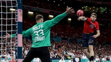 Villeneuve-d'ascq (France), 09/08/2024.- Daniel Fernandez (R) of Spain in action against goalkeeper Andreas Wolff (L) of Germany during the semi - final match between Germany and Spain of the Handball competitions in the Paris 2024 Olympic Games, at the Pierre Mauroy Stadium in Villeneuve-d'Ascq, France, 09, August, 2024. (Balonmano, Francia, Alemania, España) EFE/EPA/ALEX PLAVEVSKI