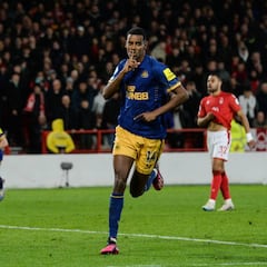 Isak regala la victoria al Newcastle