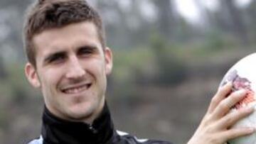 <b>NO LA QUIERE SOLTAR. </b>Oier y el Celta aspiran a aferrarse a la segunda plaza y la mejor manera de lograrlo será dominando el balón.