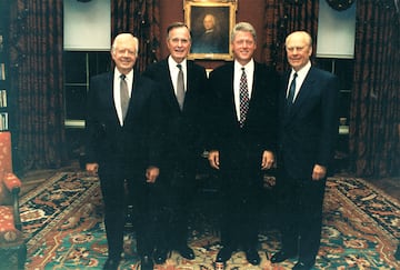 Portrait of four American presidents, from left, Jimmy Carter, George HW Bush (1924 - 2018), Bill Clinton, and Gerald Ford (1913 - 2006) as they pose together in the White House, Washington DC, September 13, 1993. Visible on the wall behind them is a framed portrait of their predecessor, George Washington. (Photo by Consolidated News Pictures/Getty Images)