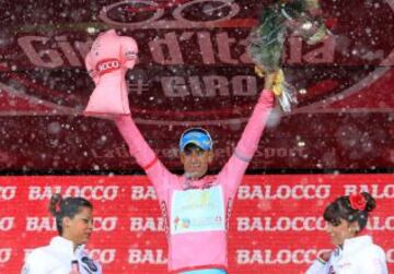 La nieve, el viento y el frío fueron los protagonistas de la penúltima jornada del Giro de Italia. El italiano Vincenzo Nibali en el podio.
