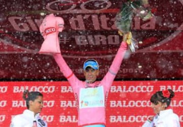 La nieve, el viento y el frío fueron los protagonistas de la penúltima jornada del Giro de Italia. El italiano Vincenzo Nibali en el podio.