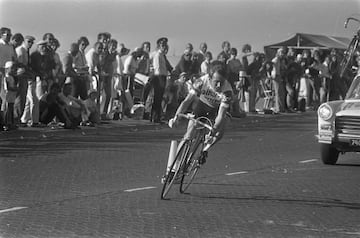 Por último, Países Bajos, el país que tiene más de una victoria en este ranking. El primero en lograrlo fue Jan Janssen en el año 1967. 12 años después, lo consiguió Joop Zoetemelk. Ha ganado multitud de carreras, incluyendo el Tour de Francia en el año 1980. Aun así, el ciclista que más victorias tiene de etapa situándose en sexta posición es Gerben Karstens, con un total de 14 triunfos.