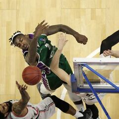 El Unicaja empezó sufriendo y terminó arrasando al Rytas