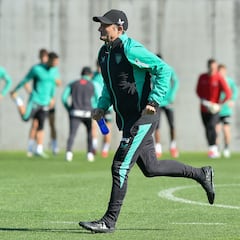 Sancet sigue en zapatillas, con Valverde atento