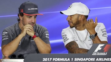 ZSN028 SINGAPUR 14/09/2017.- El piloto espa&Atilde;&plusmn;ol de F&Atilde;&sup3;rmula Uno Fernando Alonso (i), de la escuder&Atilde;&shy;a McLaren, conversa con el brit&Atilde;&iexcl;nico Lewis Hamilton (d), de Mercedes AMG, durante una rueda de prensa en el circuito de Marina Bay en Singapur hoy, 14 de septiembre de 2017. El Gran Premio de Singapur se celebra el pr&Atilde;&sup3;ximo 17 de septiembre de 2017. EFE/Diego Azubel