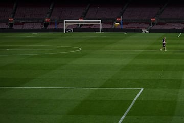 El jugador del Barcelona, Andrés Iniesta, quiso despedirse a solas del Camp Nou tras su último partido como azulgrana.