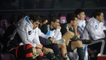 Los jugadores de banquillo del Madrid, abatidos en La Rosaleda.