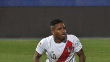 Jefferson Farf&aacute;n en el partido ante Chile