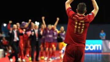 Rafa Us&iacute;n celebra su gol con el banquillo.