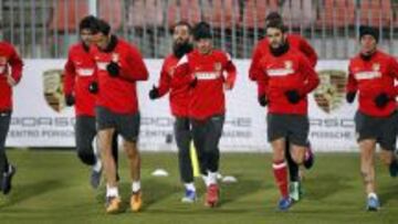Varios jugadores del Atlético, durante el entrenamiento.
