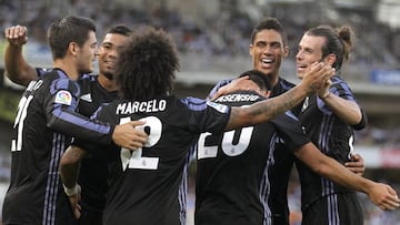 Los jugadores del Madrid celebran el gol de Asensio.