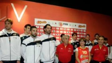 <b>LA CONSEJERA, CON LA ROJA. </b>Blanca Urgell, consejera de Cultura del Gobierno vasco, se enfundó ayer la camiseta de la Selección en presencia de los jugadores y Scariolo.
