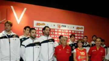 <b>LA CONSEJERA, CON LA ROJA. </b>Blanca Urgell, consejera de Cultura del Gobierno vasco, se enfundó ayer la camiseta de la Selección en presencia de los jugadores y Scariolo.