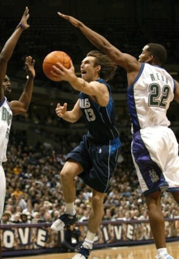 Steve Nash de los Dallas Mavericks intenta anotar entre los jugadores de los Milwaukee Buck, Tim Thomas y Michael Redd en 2003. 