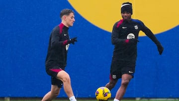 BARCELONA, 01/02/2025.- Los jugadores del FC Barcelona Gavi (i) y Ansu Fati participan en la sesión de entrenamiento del equipo en la ciudad deportiva Joan Gamper este sábado, en la víspera de su partido de LaLiga contra el Alavés. EFE/Alejandro García