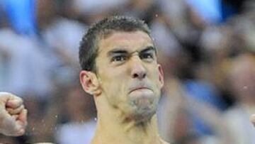 <b>EL MÁS GRANDE.</b> Michael Phelps celebra la victoria de su equipo en los 4x100 y el momento en que se convertía en el atleta con más oros en una cita olímpica.