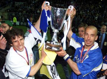 Gianfranco Zola junto con Gianluca Vialli levantando la Recopa de Europa 1997-98 disputada entre el Chelsea FC y VfB Stuttgart en el Estadio Rasunda, en Estocolmo.