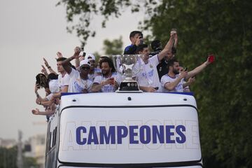 Los jugadores del Real Madrid celebran con la afición el título de Liga desde el autobús.