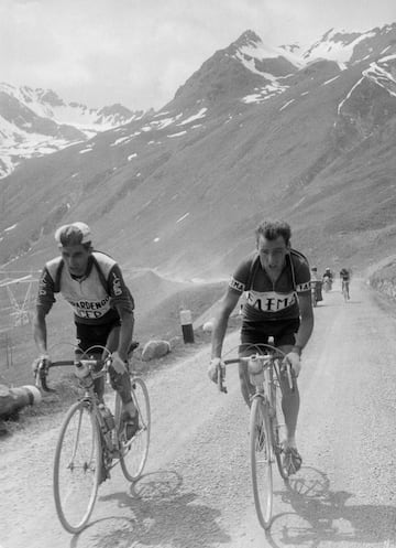 Federico Martín Bahamontes gana la clasificación de la montaña del Giro de Italia de 1956, afianzando así el gran escalador que era. En la imagen con Charly Gaul.