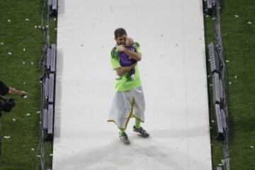 Iker Casillas celebrando la Champions con su hijo.