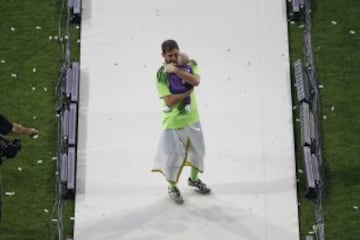 Iker Casillas celebrando la Champions con su hijo.