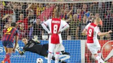 Víctor Valdés intuyó la noche del miércoles que Sigthorsson lanzaría a su derecha. Despejó el tiro y tapó el rechace final.