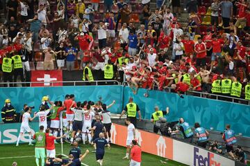 La selecci¨®n de Suiza celebra la clasificaci¨®n para los cuartos de final tras ganar a Francia en la tanda de penaltis.