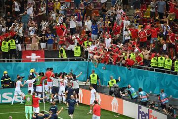 La selección de Suiza celebra la clasificación para los cuartos de final tras ganar a Francia en la tanda de penaltis.