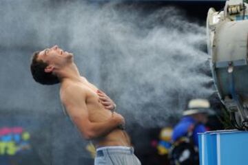 Jerzy Janowicz refrescandose delante de un ventilador durante el Abierto de Australia en Melbourne en el que se alcanzaron temperaturas de hasta 43ºC