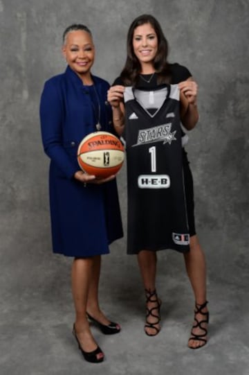 1. Kelsey Plum (San Antonio Stars), junto a Lisa Borders, presidenta de la WNBA