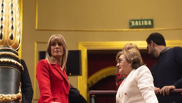 La mujer de Pedro Sánchez, Begoña Gómez (i), y la madre de Magdalena Pérez-Castejón, Magdalena Pérez-Castejón (d), conversan durante la primera sesión del debate de investidura de Pedro Sánchez como presidente de Gobierno, en el Congreso de los Diputados, a 15 de noviembre de 2023, en Madrid (España). El Salón de Plenos del Congreso acoge hoy y mañana, 16 de noviembre, el debate de investidura del presidente del Gobierno en funciones, Pedro Sánchez. El secretario general del PSOE tiene el apoyo de 179 diputados de los 350 del Congreso. Está previsto que votarán a favor de que el líder socialista sea presidente del Gobierno tras exponer su programa PSOE, Sumar, ERC, Junts, EH Bildu, PNV, BNG y Coalición Canaria frente a los 171 en contra de PP, Vox y UPN. El acto se celebra en un momento de tensión por las concentraciones en la sede del PSOE en Ferraz y protestas en contra de la ley de amnistía registrada por los socialistas que beneficia a los implicados del 'procés'.
15 NOVIEMBRE 2023;MADRID;INVESTIDURA;SÁNCHEZ;CONGRESO DE LOS DIPUTADOS;ACUERDO PSOE Y JUNTS;AMNISTÍA
Eduardo Parra / Europa Press
15/11/2023