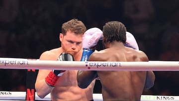 AME9477. LAS VEGAS (ESTADOS UNIDOS), 14/09/2025.- El mexicano Saúl "Canelo" Álvarez (i) se enfrenta al estadounidense Terence Crawford este sábado, en el Allegiant Stadium en Las Vegas (EE.UU.). EFE/ Octavio Guzmán
