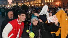 Carlos Alcaraz se hace una autorretrato con una aficionada antes de la presentación de las ATP Finals en Turín.