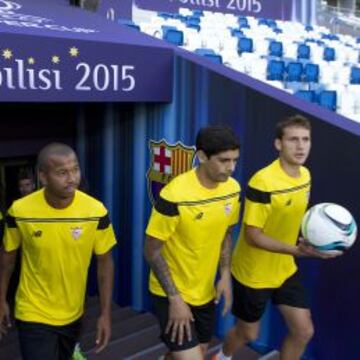 EL SEVILLA, SERIO PERO CONFIADO. Los sevillistas esperan hacer historia ante el Barça, aunque son conscientes de la dificultad del reto. En la imagen, Mariano, Banega y Cristóforo saltan al Boris Paichadze para entrenarse e inspeccionar su césped.