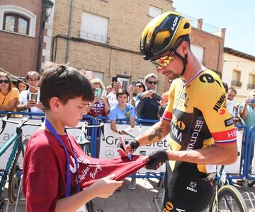 Roglic firma un autógrafo a un joven aficionado en Villalba de Duero.