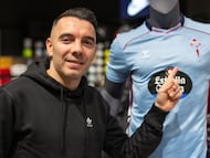 Iago Aspas posa para AS en la nueva tienda e Fútbol Emotion en el Centro Comercial Gran Vía de Vigo.