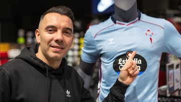 Iago Aspas posa para AS señalando el escudo del Celta.