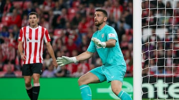 BILBAO, 28/11/2024.- El portero del Athletic Club Unai Simón (d) en una acción durante el partido de primera ronda de Liga Europa entre el Athletic Club y el IF Elfsborg, este jueves en estadio de San Mamés. EFE/ Luis Tejido