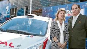 <b>CONTINUIDAD. </b>Moratal y Marta Blázquez (Peugeot), junto a Gracia.