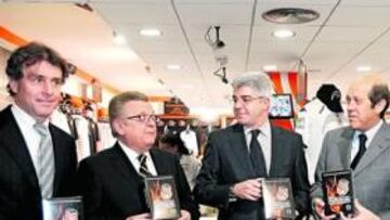<b>PUESTA DE LARGO. </b>Llorente presentó ayer el DVD de los 90 años de la historia del Valencia.
