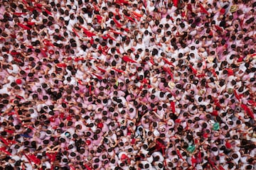 Luis Sabalza, presidente de Osasuna, lanzó el chupinazo de estos San Fermines dando inicio a una de las mayores fiestas del panorama nacional. La Plaza del Ayutamiento de Pamplona se llenó hasta la bandera.