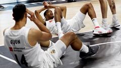 GRAF9290. MADRID, 17/02/2019.- Los jugadores del Real Madrid, al t&eacute;rmino de la final de la Copa del Rey de baloncesto ante el Barcelona Lassa disputada este domingo en el WiZink Center, en Madrid. EFE/Mariscal