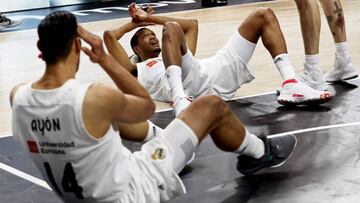 GRAF9290. MADRID, 17/02/2019.- Los jugadores del Real Madrid, al término de la final de la Copa del Rey de baloncesto ante el Barcelona Lassa disputada este domingo en el WiZink Center, en Madrid. EFE/Mariscal