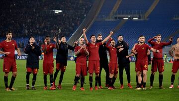 Soccer Football - Champions League - Roma vs Qarabag - Stadio Olimpico, Rome, Italy - December 5, 2017 Roma players celebrate after the match REUTERS/Alberto Lingria