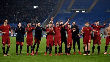 Soccer Football - Champions League - Roma vs Qarabag - Stadio Olimpico, Rome, Italy - December 5, 2017   Roma players celebrate after the match   REUTERS/Alberto Lingria